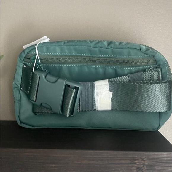 Lululemon Everywhere Belt Bag-Deep Green NEW - Picture 2 of 5